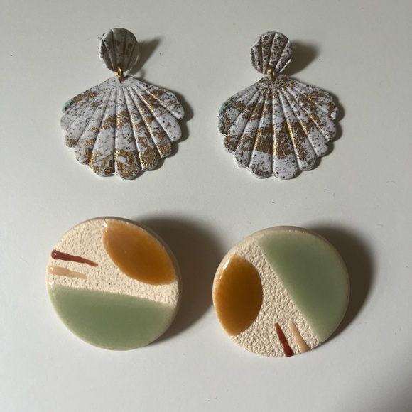 Two Polymer Clay Stud Earrings Seashell - Picture 1 of 3